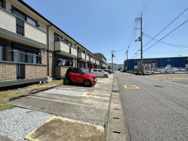 リヴェール北御座 C棟の駐車場