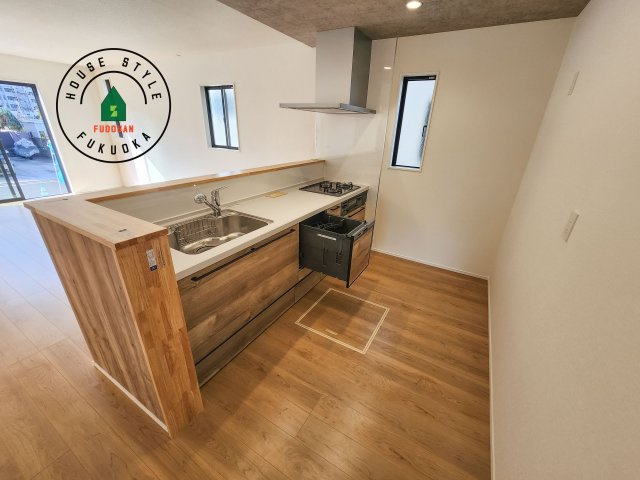 筑紫野市美しが丘北2丁目第1-2棟（2号棟）のキッチン|ダイニングテーブルへの配膳がラクラク、お料理はかどるカウンター付きシステムキッチン！