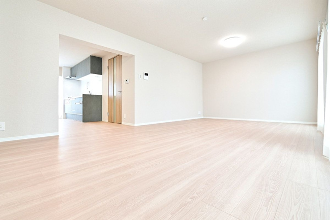 【居間・リビング】 | サンライフＡ棟 | 約23帖あるリビングは広く落ち着く空間になっており、お好きなレイアウトを楽しめます