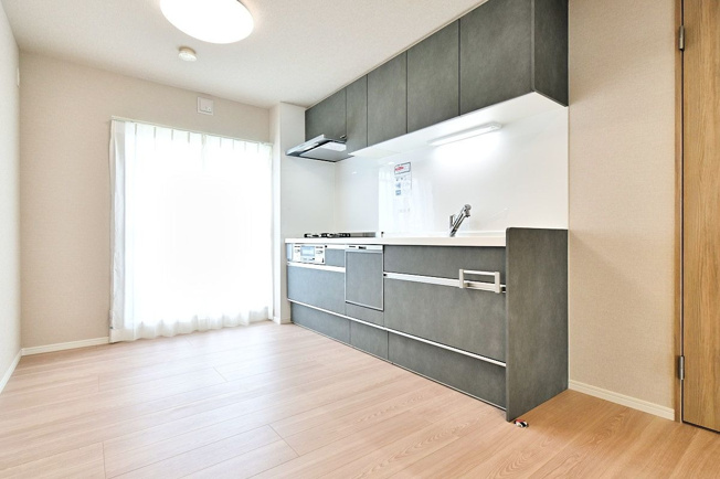 【キッチン】 | サンライフＡ棟 | 壁付タイプのキッチンでLDKの空間を有効的に活用できます。バルコニー付きなので手元が明るいです