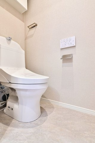 【トイレ】 | サンライフＡ棟 | 冬は便座も温水も温かく快適なシャワー付トイレ。上部には収納を設置◎