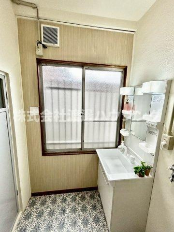 門真市大池町テラスハウスのその他|洗面に窓