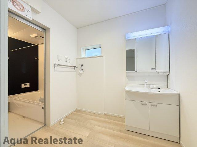 丸亀市城東町１丁目の新築一戸建の独立洗面台|独立洗面台あり、毎朝おしゃれに忙しい女性の方におすすめです