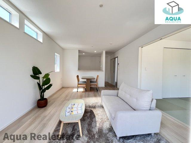 丸亀市城東町１丁目の新築一戸建の居間・リビング|ゆったりとした居間です