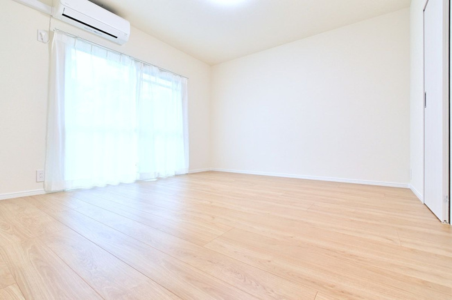 【洋室】 | 奈多団地 28 | バルコニーに面した明るい洋室で換気や採光ばっちりです