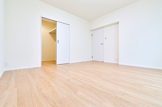 【収納】 | 奈多団地 28 | 洋室は明るく採光がとれ、大容量のウォークインクローゼットがあります