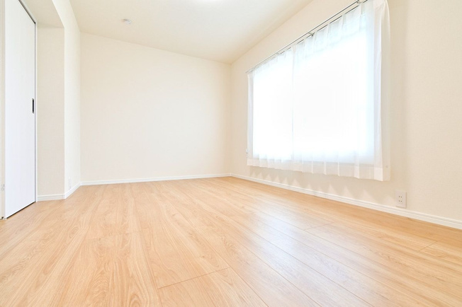 【洋室】 | 奈多団地 28 | 玄関側の洋室。大きな窓から外の明かりをたっぷり取り込んでいます