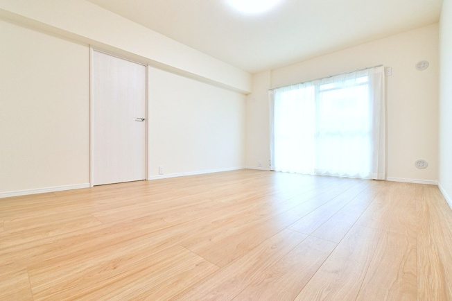 【居間・リビング】 | 奈多団地 28 | 大きな窓のあるLDKは明るさたっぷり。食事のときも、くつろぎの時間も楽しい家族の時間をすごせそうです