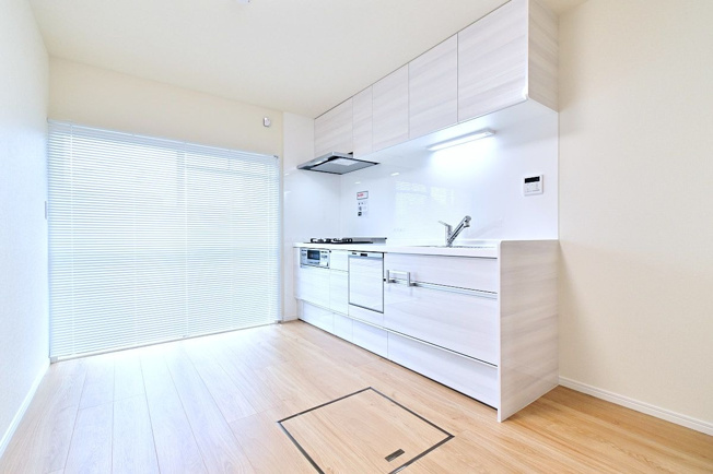 【キッチン】 | 奈多団地 28 | キッチンもバルコニーに面しているので手元が明るくにおいもこもりづらいです