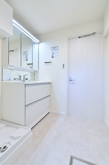 【独立洗面台】 | 奈多団地 28 | 三面鏡裏収納付きの洗面台で、散らかりがちな洗面回りもすっきりと片付きます