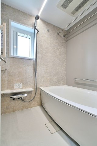 【浴室】 | 奈多団地 28 | 浴室に窓がついてるので換気もらくらく。浴室乾燥機も搭載しておりカビ臭くないバスルームをキープできます