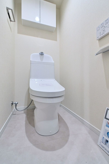 【トイレ】 | 奈多団地 28 | 冬は便座も温水も温かく快適なシャワー付トイレ。上部には収納を設置◎