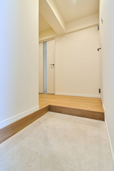 【玄関】 | 奈多団地 28 | 収納力に優れた玄関でいつでも片付いた状態でお客様を迎えられます