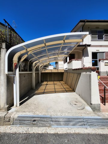 泉南市信達市場31-406の駐車場|車をお持ちの方に嬉しい駐車場付きの物件です