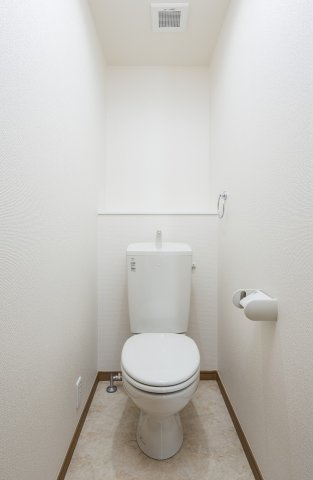 あま市坂牧日吉の一戸建てのトイレ|同タイプの別物件です。現状優先となります。