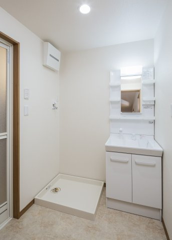 あま市坂牧日吉の一戸建ての洗面所|同タイプの別物件です。現状優先となります。