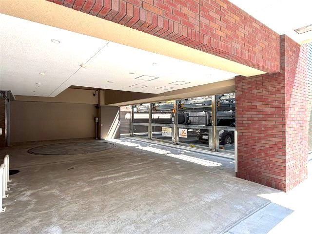 神戸市中央区栄町通５丁目の賃貸マンションの駐車場