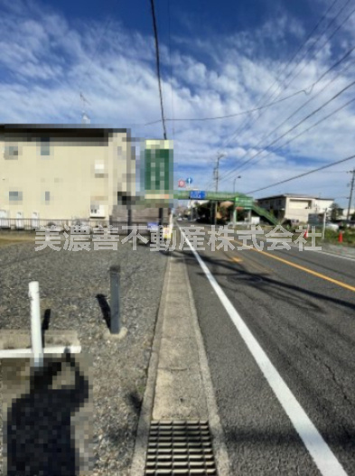 ６５７０６　岐阜市近島５丁目土地の前面道路含む現地写真