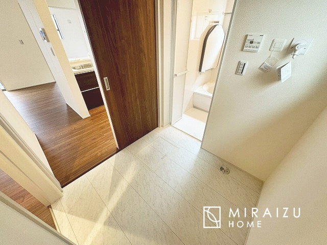 【脱衣所】 | 洗濯機置き場と脱衣スペースもしっかりと確保されている洗面室、洗面コーナーは、窓から陽も差し明るく開放的な造りです。家事導線も良いので洗濯物やお湯はりもストレスフリーに毎日家事を楽しめそうです。