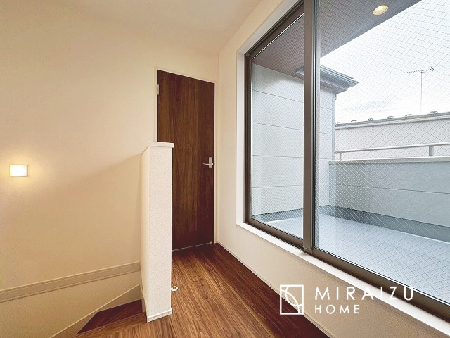 【内装】 | プライベートの空間もみんなで過ごす空間も両社兼ね備えたつくりです。階段には安全性を配慮し、手すりを設置。太陽の光と風が心地良い窓も付いた内装です。