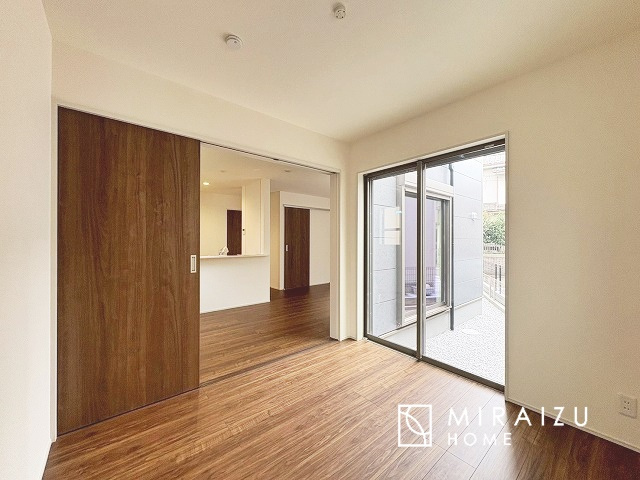 【洋室】 | 広さのある洋室は、ご夫婦様の寝室にぴったりですね。ご主人様の趣味のものや書斎などにも使用できるくらいの広さが嬉しいです。収納もばっちり完備してますのでお荷物が多いご家族様も安心してお暮しいただけます！