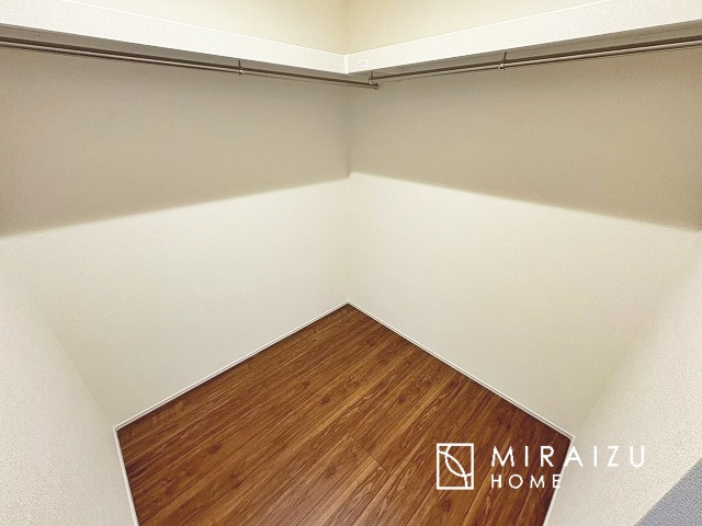 【収納】 | 収納力も自慢です。お洋服がお好きなお客様も多いですよね、衣替えをしなくてもお洋服をしまっておけそうなくらいの広さですね！