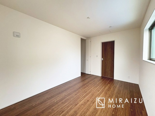 【寝室】 | 広さのある洋室は、ご夫婦様の寝室にぴったりですね。ご主人様の趣味のものや書斎などにも使用できるくらいの広さが嬉しいです。収納もばっちり完備してますのでお荷物が多いご家族様も安心してお暮しいただけます！