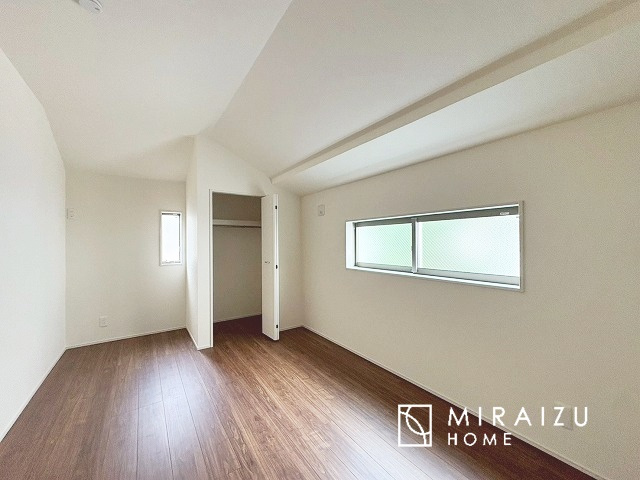 【子供部屋】 | お子様のお部屋にも主寝室にも使えますね。窓が二面についていますので採光もばっちり、空気の入れ替えもOK！自分のお部屋を持ちたいお子様の夢を叶えます！