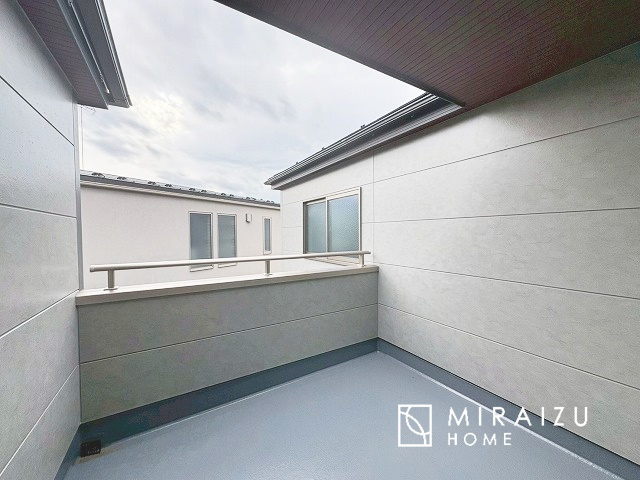 【バルコニー】 | 小鳥の鳴き声で目覚める朝、爽やかな風が入ります。太陽の陽射しでお洗濯物がカラッと乾き、気持ちの良い洋服とお布団で快適に過ごせます。