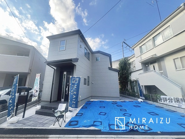 【外観】 | 青く澄み渡った綺麗な空と、陽の光をたっぷりと受ける、そんな新築住宅で新生活をスタートしてみませんか？見学・ご相談等、ミライズホーム(株)までお気軽にご連絡下さい。