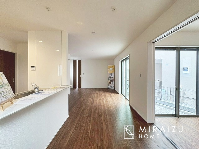 【洋室】 | 心も体も癒されるゆったりと落ち着いた洋室。窓が多いつくりになっています。窓が多いと明るい空間を保ち、室内へ気持ちの良い風も取り込んでくれます。