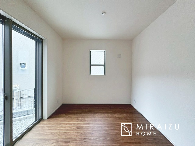 【寝室】 | 収納あり、自然な採光ありの洋室。家族みんなが気持ち良く目覚められる、過ごしやすい主寝室などにもお勧め。もちろん、ペットもご一緒に。