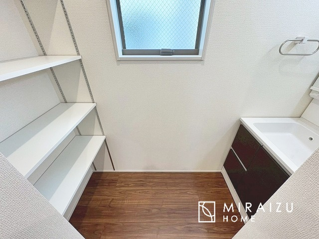 【子供部屋】 | 床のフローリングもオシャレな洋室が嬉しいです。独立性のある住宅ですので、各居室それぞれ、テイストの違うお部屋インテリア造りをしても面白いかもしれませんね！