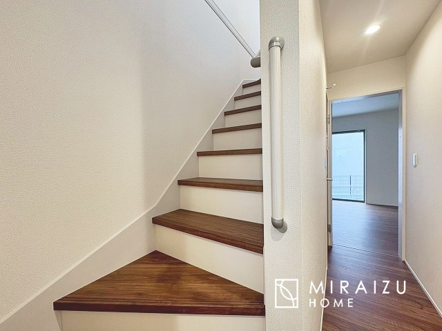 【洋室】 | 小鳥の鳴き声で目覚める朝、爽やかな風が入ります。太陽の陽射しでお洗濯物がカラッと乾き、気持ちの良い洋服とお布団で快適に過ごせます。