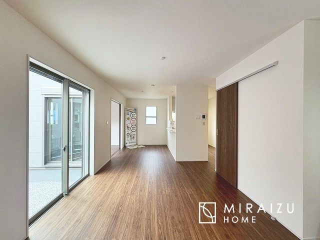 【居間・リビング】 | 大きな窓が特徴の南向きリビングでは太陽光も沢山取り込むことが出来てお家の中にいても日光浴が可能ですね、開放的な空間です。インテリア選びも楽しそう、ご家族様で相談しながらインテリア配置も楽しみたいです。