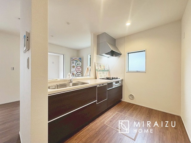 【キッチン】 | 洗練されたキッチンでは毎日の家事を少しでも楽に快適に工夫したいですね、大きいシンクではお皿洗いもストレスフリー、3口コンロでは要領よくお料理も可能です。レンジフードもお掃除がしやすい設計が嬉しい。