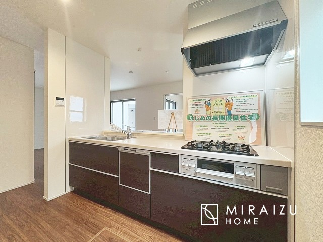 【キッチン】 | スッキリとした形が上品な広々ワイドキッチンです。レンジフードもすっきりとした造りなので圧迫感もございません。窓もあり明るい空間の中で毎日お料理することが可能です。収納スペースも広いのが嬉しいですね。