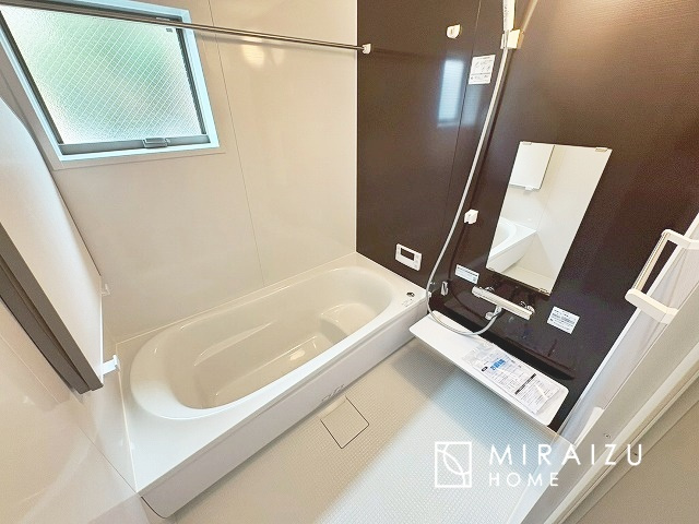 【浴室】 | 清潔感のあるホテルのような広い浴室が自慢です。疲れた日にはお湯をためてリラックスタイムを楽しみたいですね、今はスマホも防水の時代です、半身浴をしながら動画視聴、漫画視聴、楽しく過ごしたいですね^^