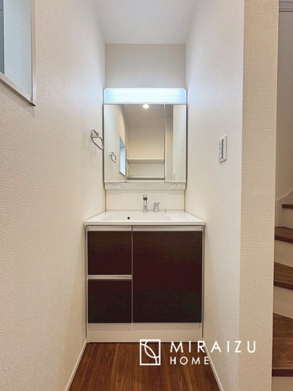 【独立洗面台】 | 高級感漂う洗面台です。鏡の後ろの収納棚もとても充実しております。コスメが大好きな奥様も、女子力高いご主人様もきっとご満足いただける収納力です。三面鏡なので、ヘアセットにも便利です。