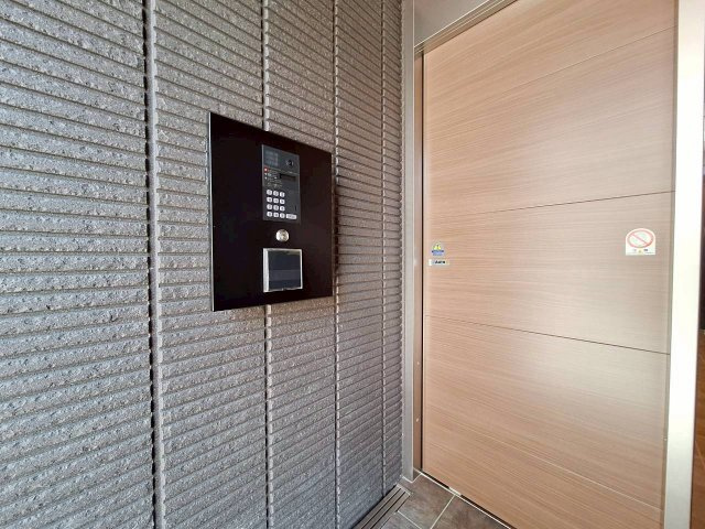 チャコールＭのエントランス|オートロック