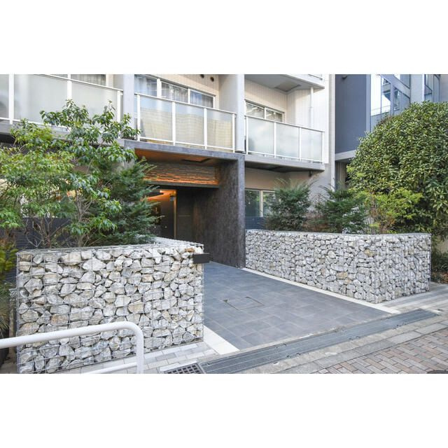 オーパスホームズ三田のエントランス