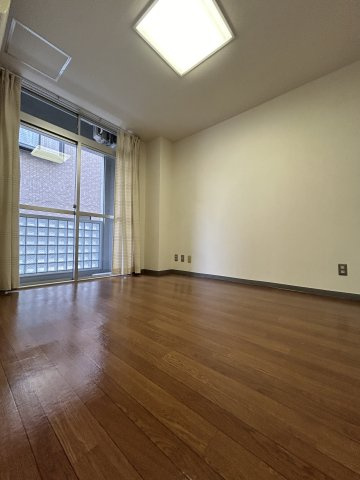 岡田ビルの居間・リビング