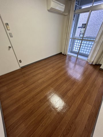 岡田ビルの居間・リビング