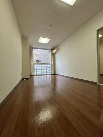 岡田ビルの居間・リビング