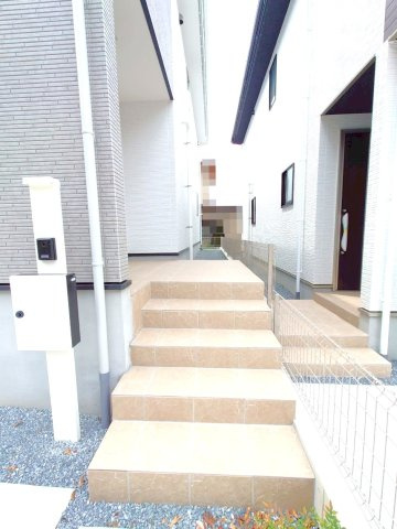 地下鉄東西線「小野」駅徒歩１４分の閑静な住宅街に立つ４ＬＤＫ◆駐車２台可◆京都市伏見区醍醐大高町1期の玄関|玄関