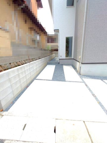 地下鉄東西線「小野」駅徒歩１４分の閑静な住宅街に立つ４ＬＤＫ◆駐車２台可◆京都市伏見区醍醐大高町1期の駐車場|駐車スペース