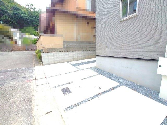 地下鉄東西線「小野」駅徒歩１４分の閑静な住宅街に立つ４ＬＤＫ◆駐車２台可◆京都市伏見区醍醐大高町1期の駐車場|駐車スペース