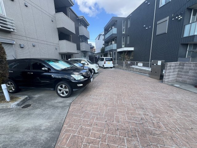 アヴェニール服部の駐車場