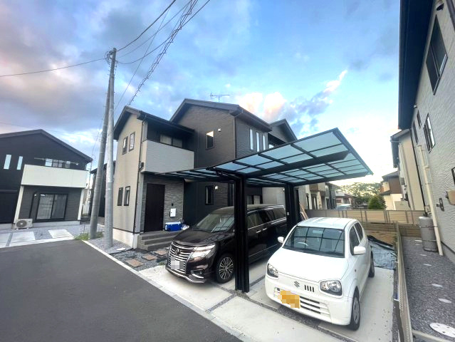 15分圏内に駅＋商業施設多数♪築2年♪佐野市堀米町の外観|外観。カーポート付き並列駐車場。