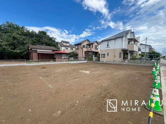 【周辺】 | いってきます♪ただいま♪明るい声が聞こえてきそうな玄関。ナチュラルなカラーがとても清潔感のある造りです♪
